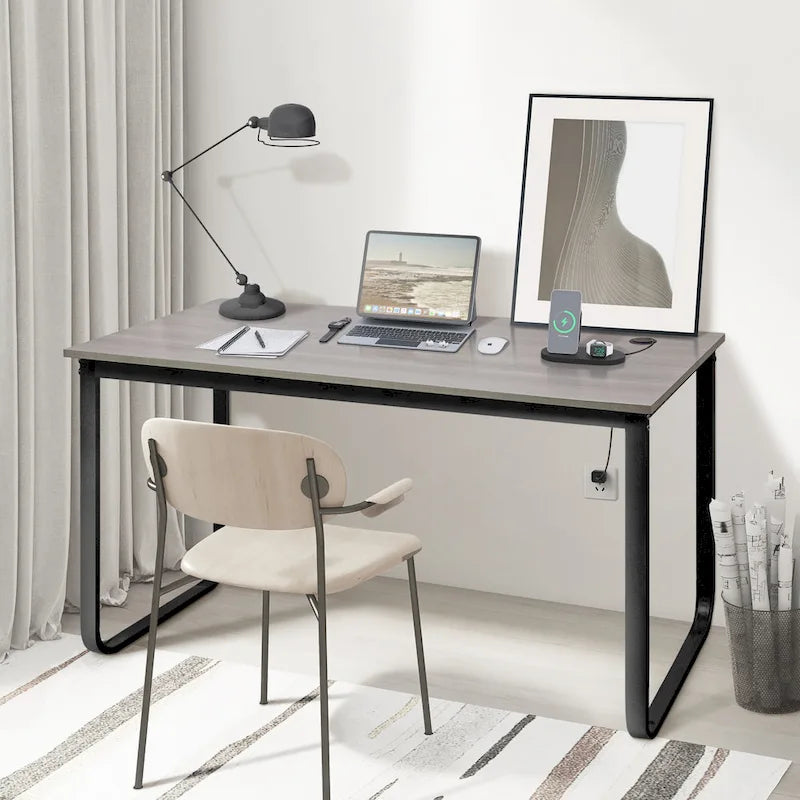 Bureau d'ordinateur moderne en métal noir avec étagères de rangement pour usage personnel
