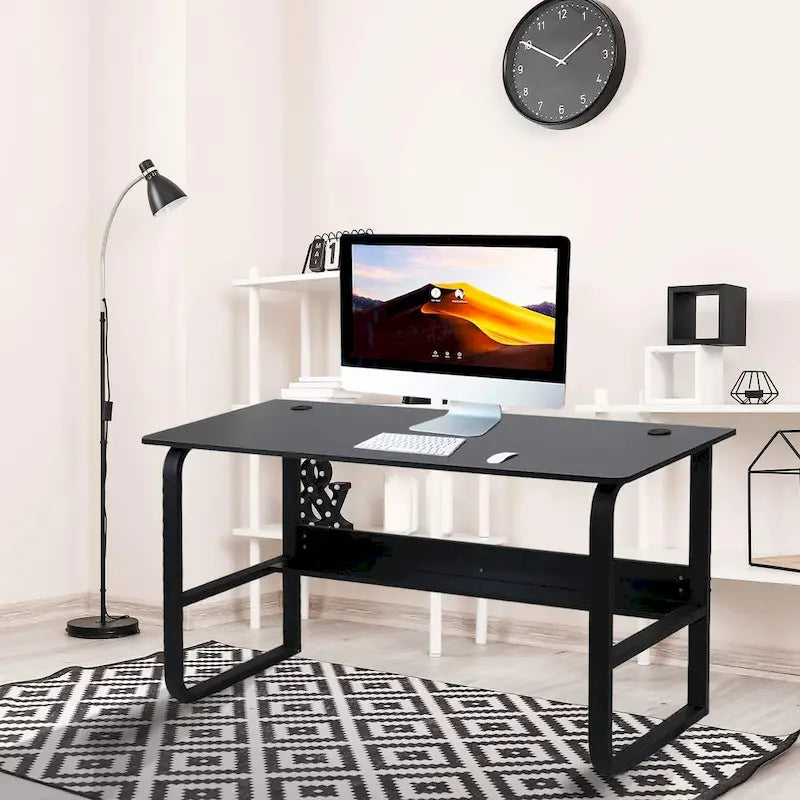 Bureau d'ordinateur moderne en métal noir avec étagères de rangement pour usage personnel
